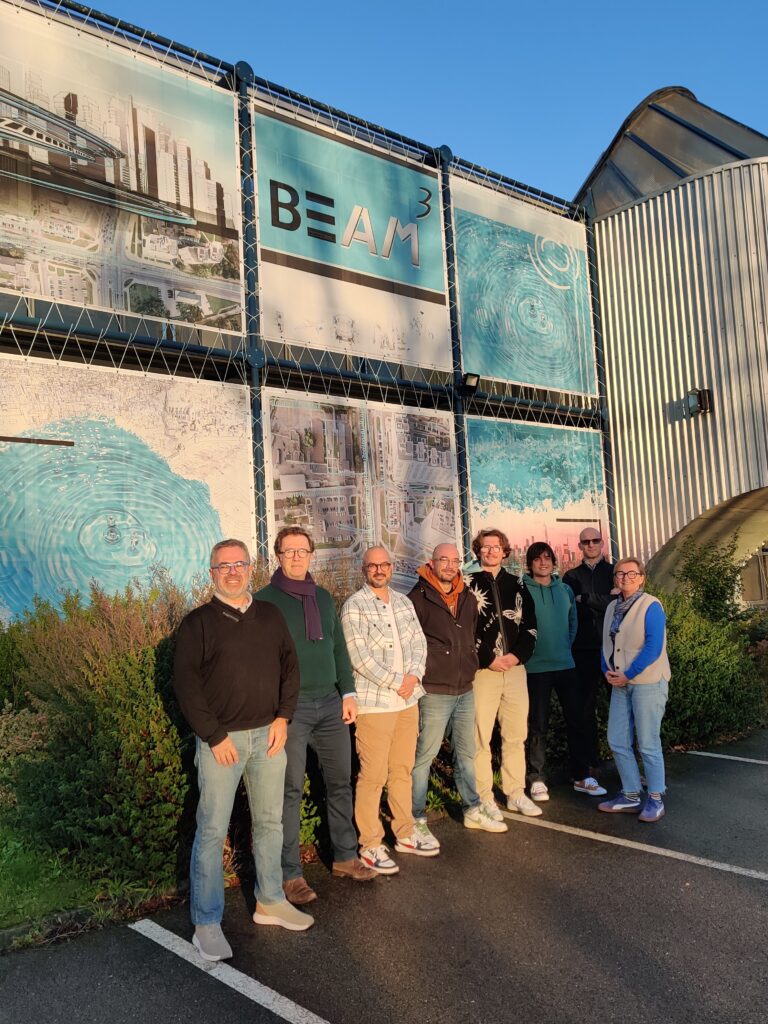 L'équipe BEAM CUBE réunie devant son siège à Vannes - experts en jumeaux virtuels d'activités sur 3DEXPERIENCE