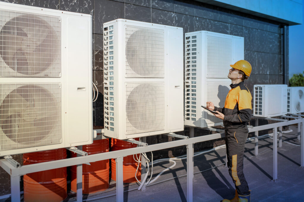 Technicien de maintenance inspectant des équipements CVC sur un site d'activités - REGEN3TIQ4 pour transformer un site sans interrompre l'activité